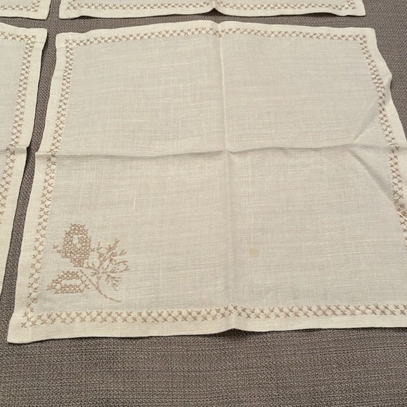 Vintage Set of 4 Linen Napkins with Cross Stitch Accents 14x14 - Picture 8 of 8